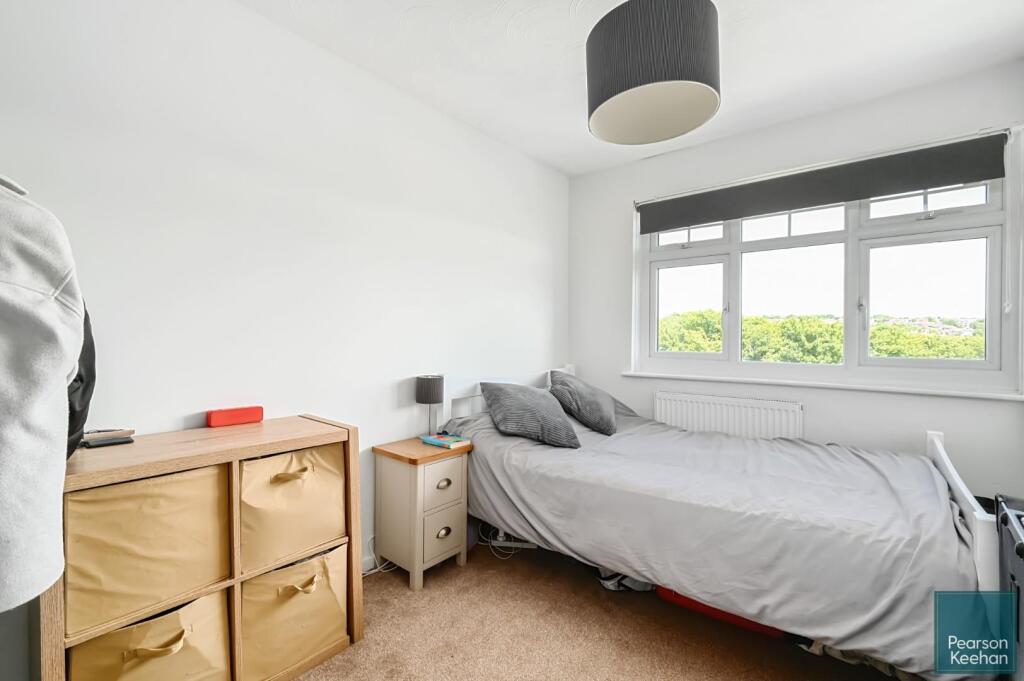 24 Dean Close, BN41 (11).jpg