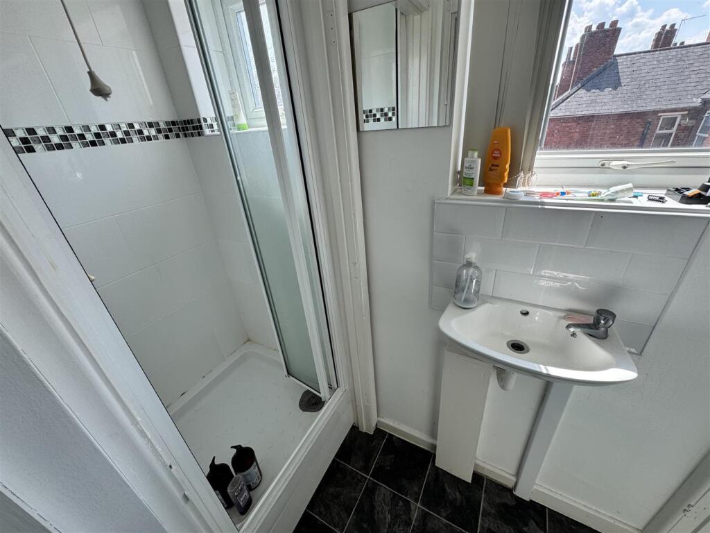 Studio 6 Shower Room