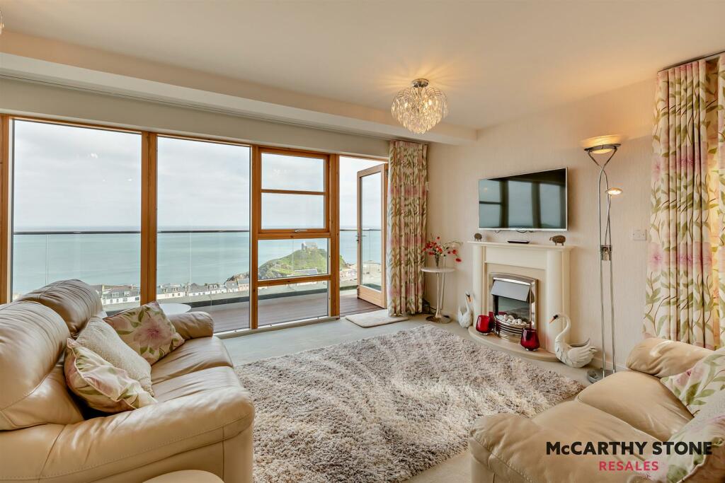 LIVING ROOM/KITCHEN:
