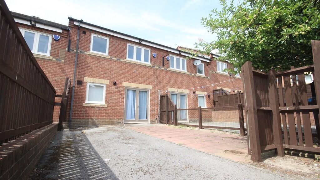 Rear Drive/Patio