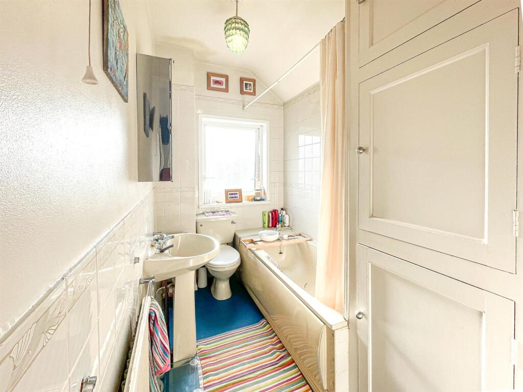 EN-SUITE BATHROOM