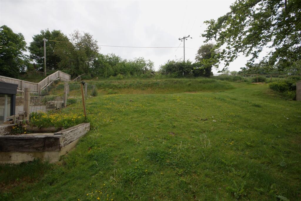 2 Hinton Farm Cottages - Garden 2.JPG