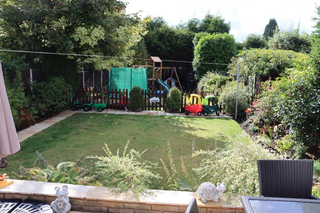 GOOD SIZED REAR GARDEN