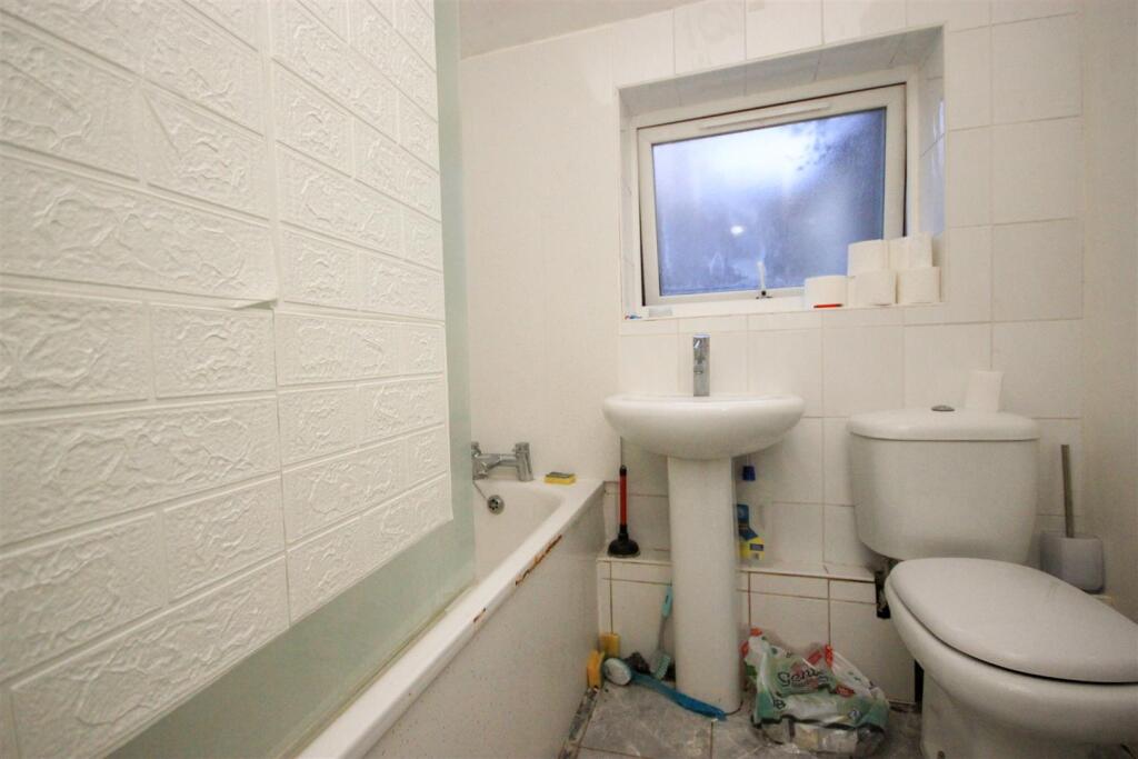 bathroom..jpg