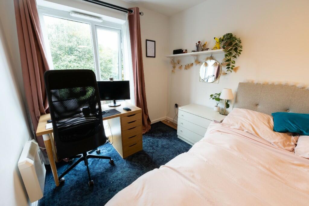 Master Bedroom (c) 