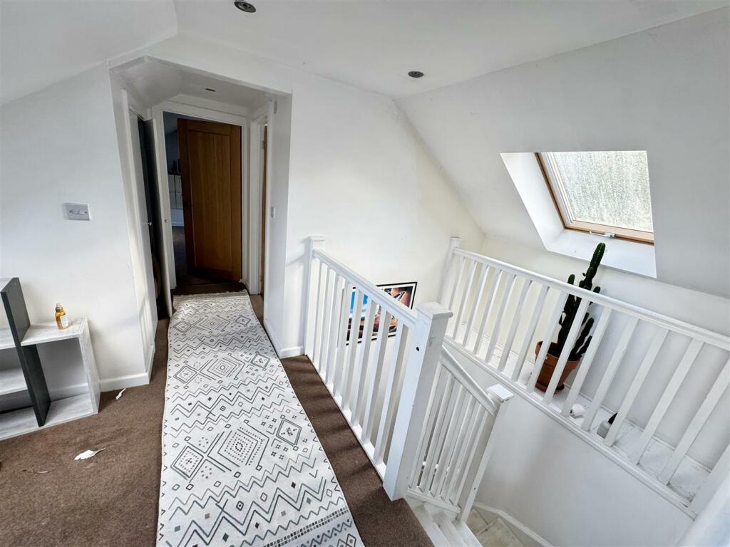 FIRST FLOOR - GALLERIED LANDING