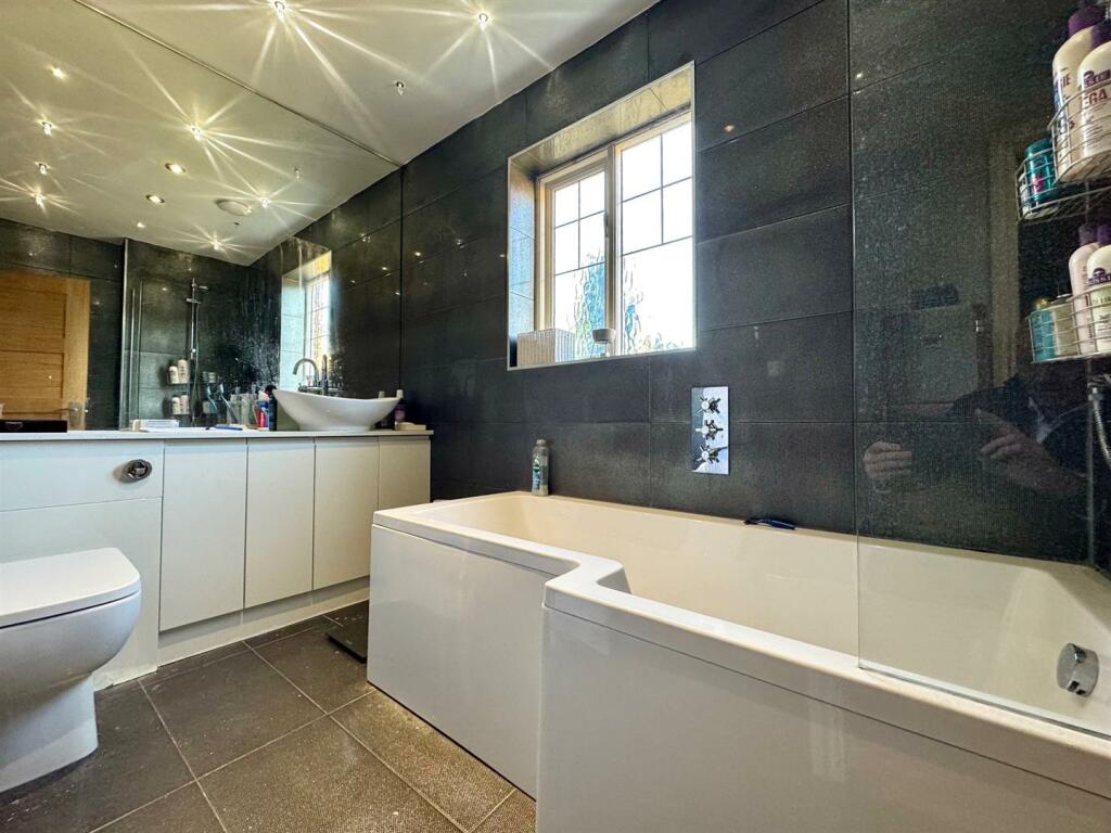 bathroom 1.jpg