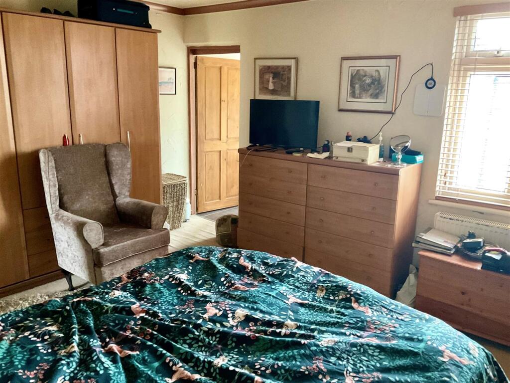 bedroom 1 pic1.jpg