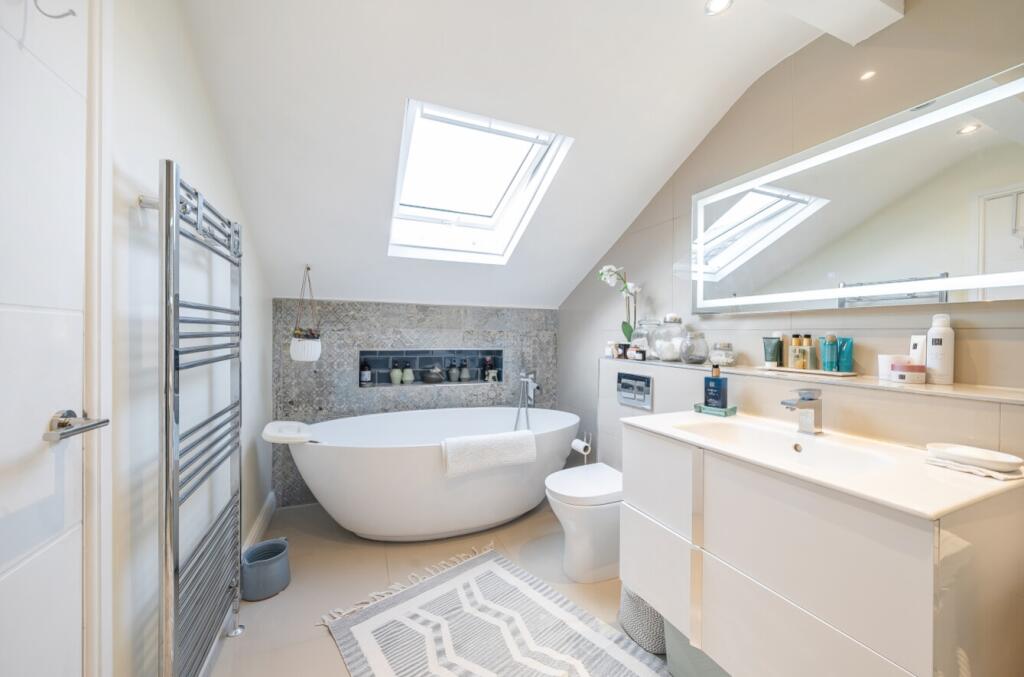 Ensuite to bedroom 1