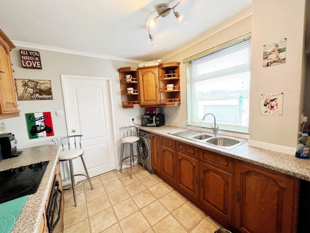 Kitchen 2.jpg