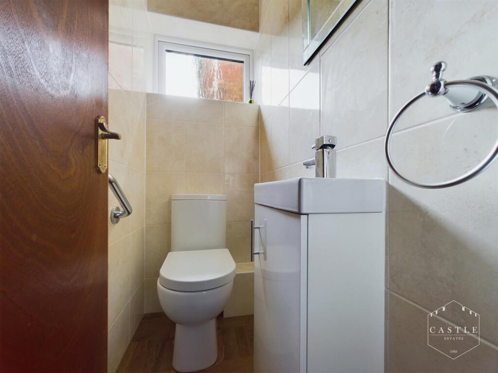 GUEST CLOAKROOM