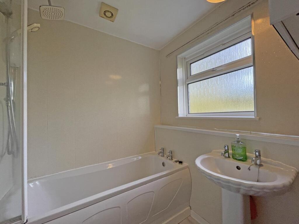 Tailyour Road 180 - Bathroom.jpg