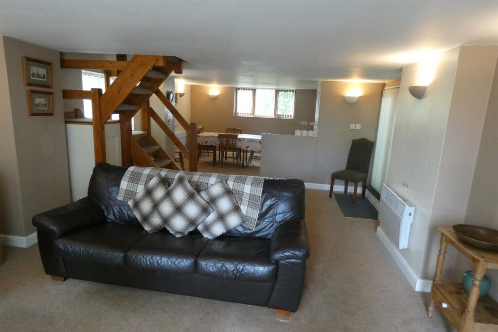 LOUNGE AREA