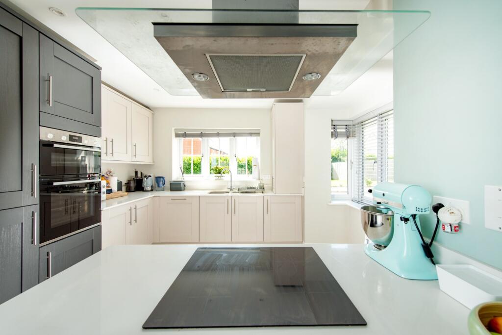 Kitchen/B'fast Room