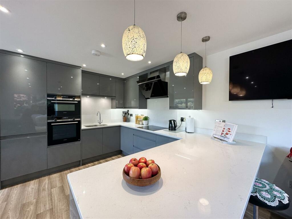OPENPLAN BREAKFAST KITCHEN DINING FAMILY ROOM