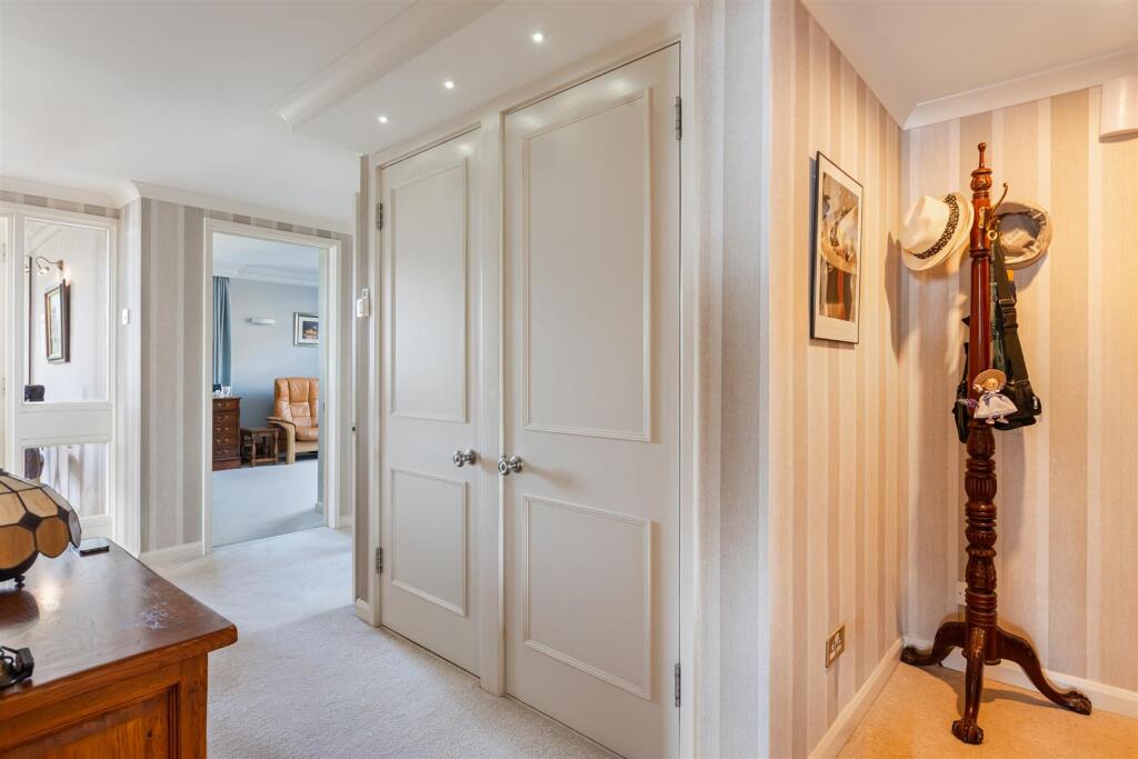 A22 - A Imperial Court, Flat D, Torquay - 250514.j