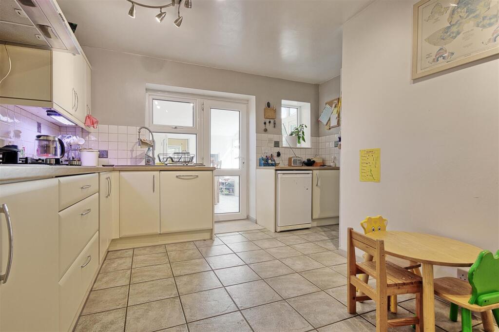 Kitchen 2.jpg