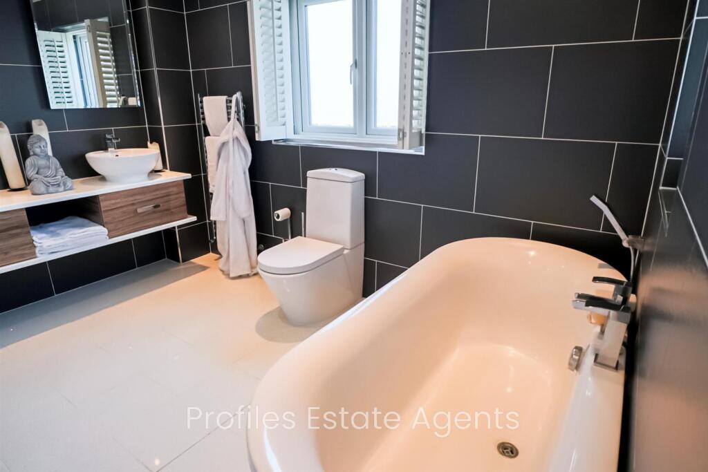 Luxury bathroom (front). Fully tiled.