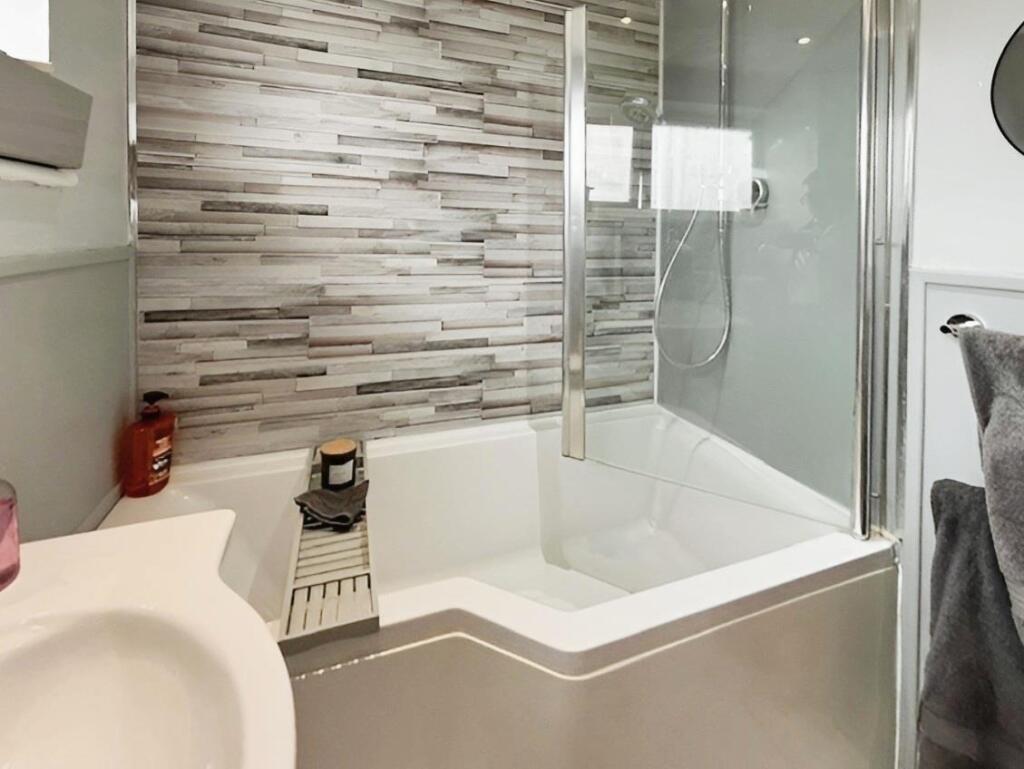 9f0e9a3b-Bathroom 202.jpg