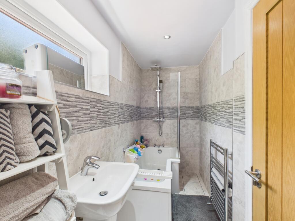 CAM03729G0-PR0090-STILL026