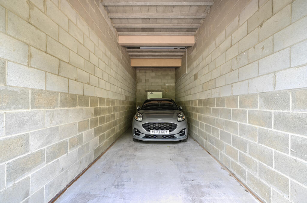 1334496-19-6895dc...