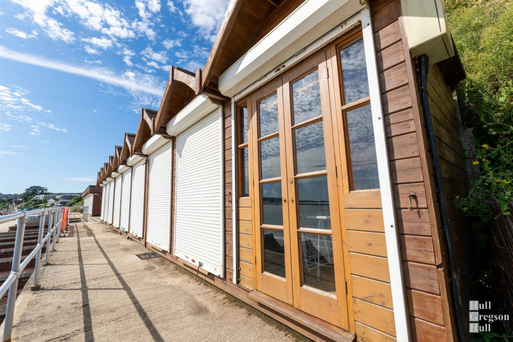 beach hut 1.png