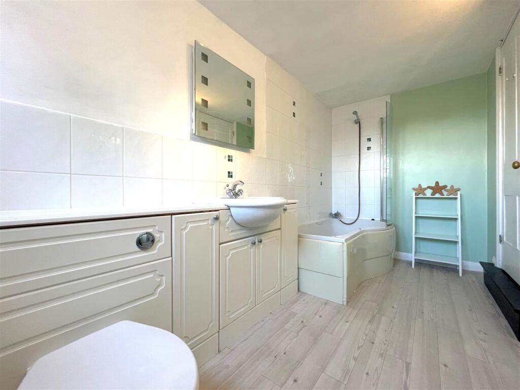 bathroom 1.jpg