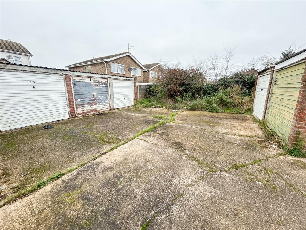 GARAGE IN BLOCK