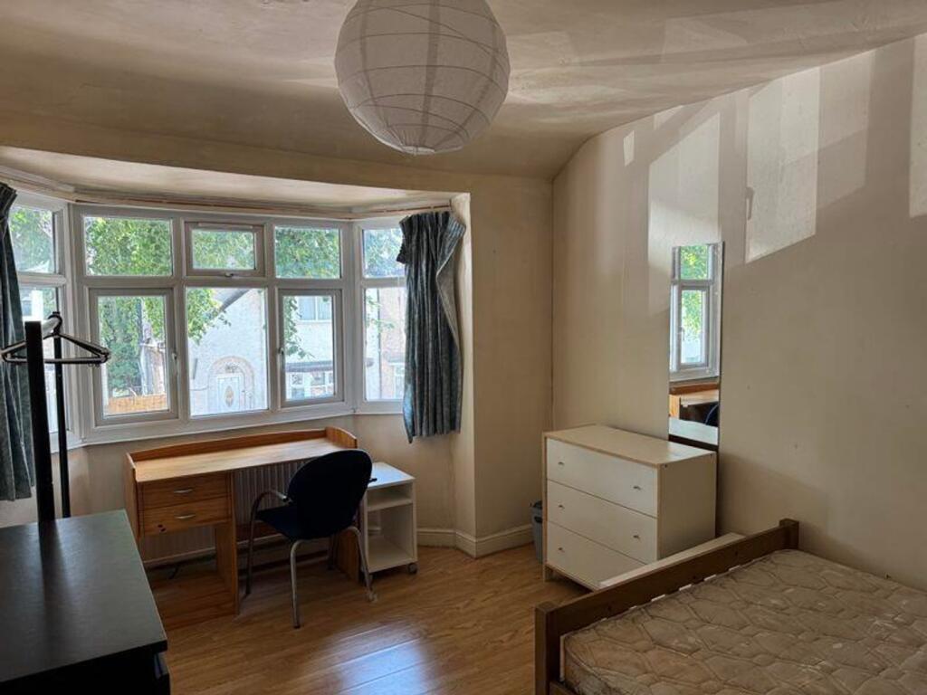 A spacious and well-lit large double bedroom fe...
