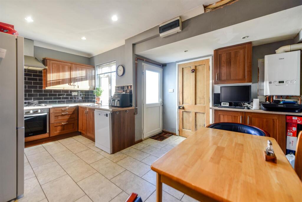 KITCHEN/DINING ROOM