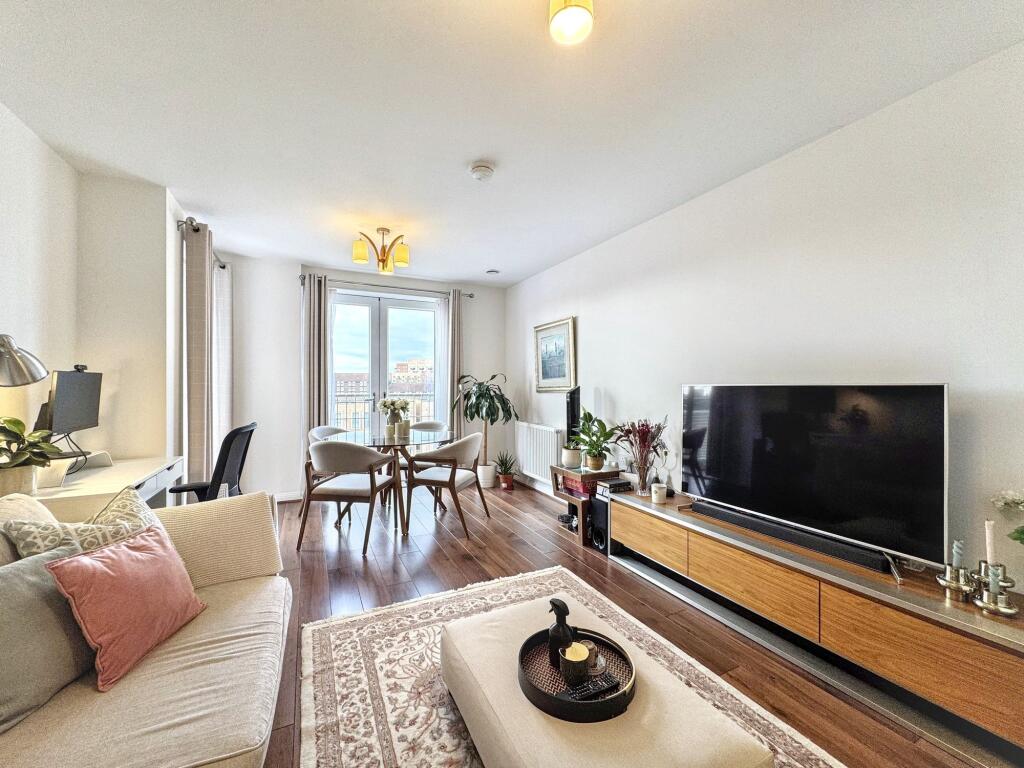 Open plan lounge/kitchen/dining area