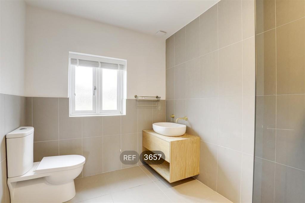 En suite bathroom 3