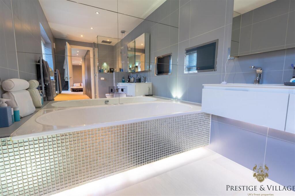 Bedroom 1 - En suite