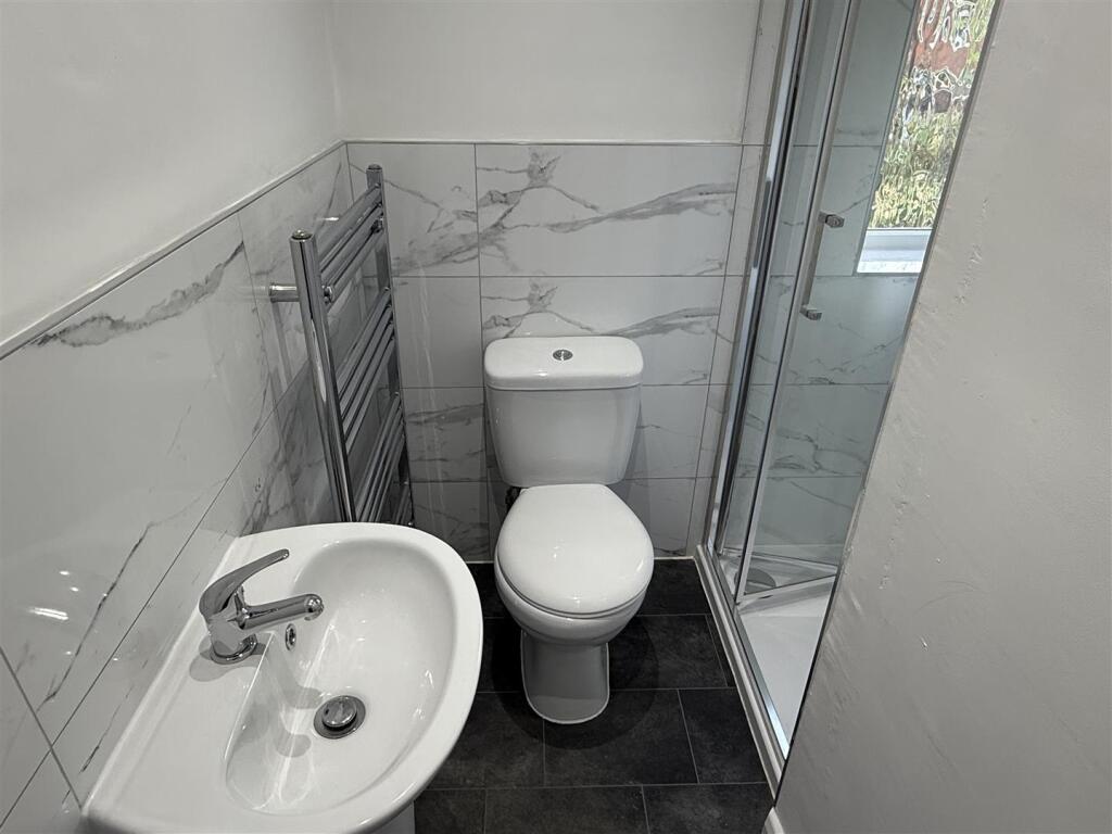 EN-SUITE SHOWER ROOM