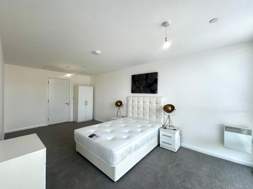 Bedroom 1 pic 1.jpeg
