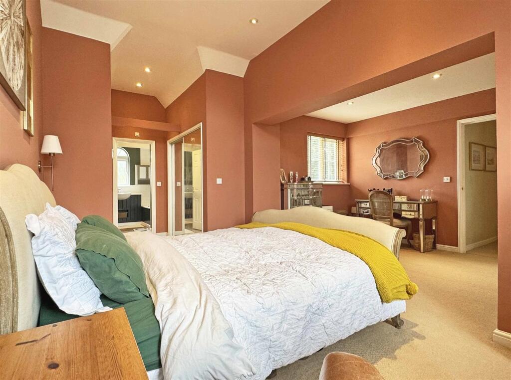 Master Bedroom b.jpg
