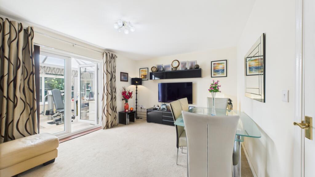 ewemove-thomasroad-living2