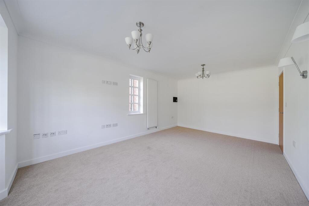 61 Reffield Close, Towcester (2).jpg