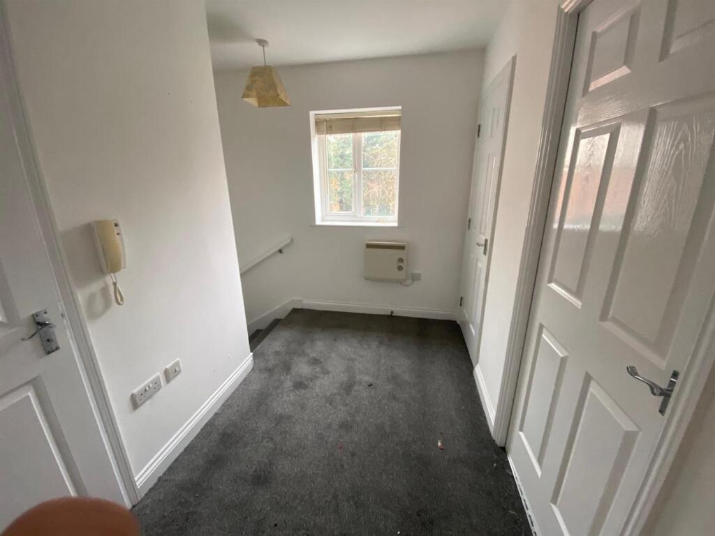Hallway 1.jpeg