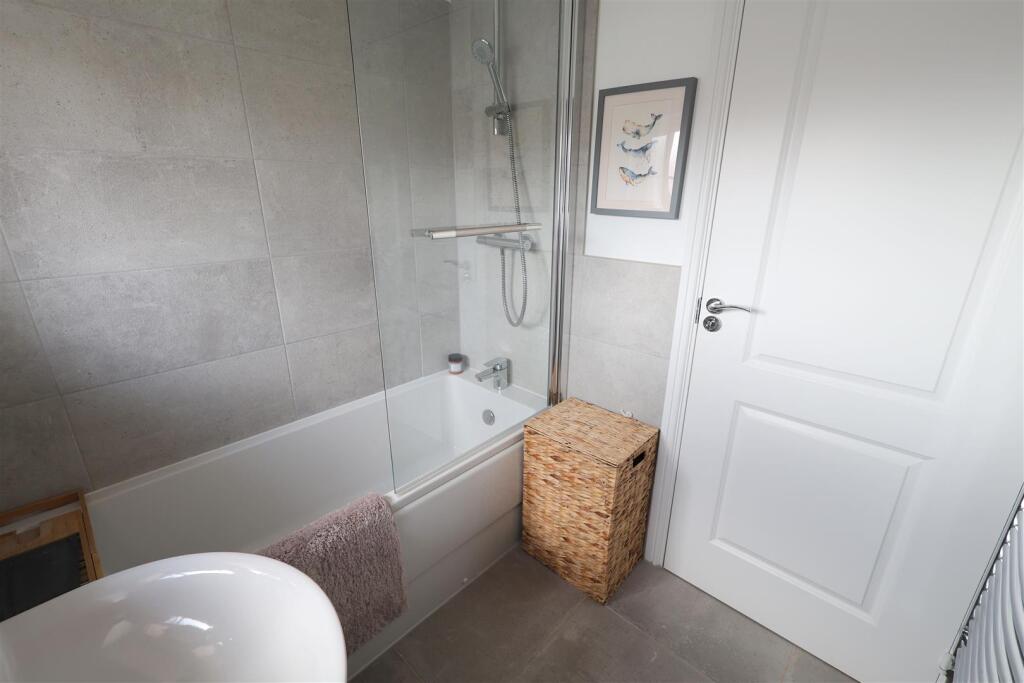 WR Bathroom i.JPG