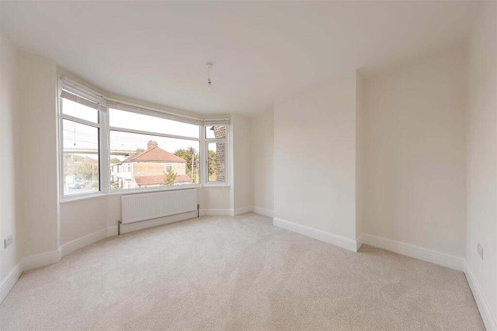 Rose Avenue, E18