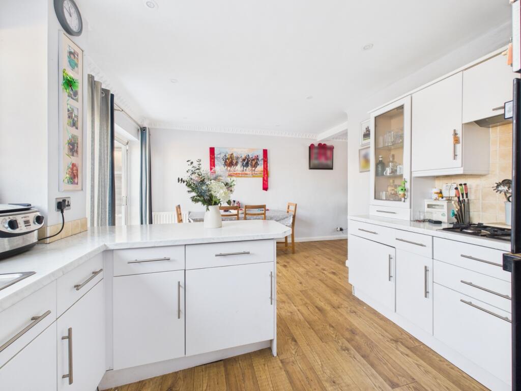 7. CAM04922G0-PR0098-STILL007