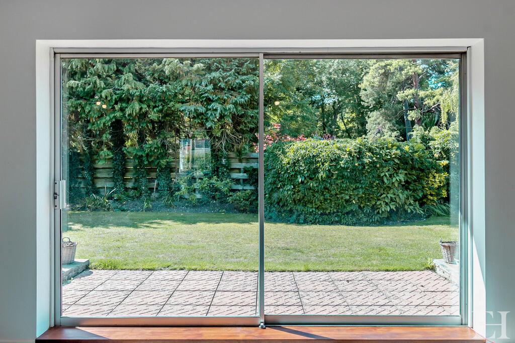 8658771-interiorW...