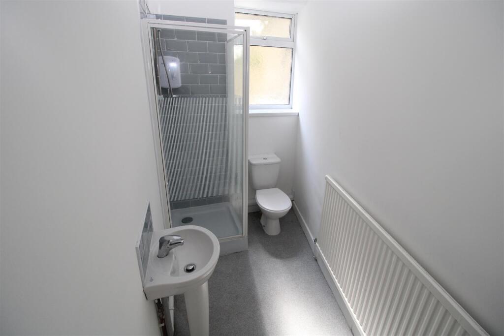 71P - bathroom 1.jpg