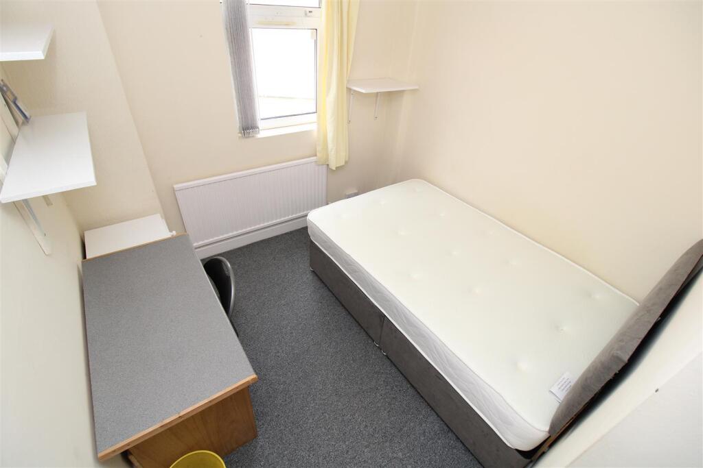 4 BV - Room 2.jpg