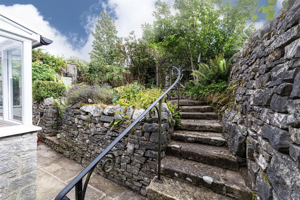 21 Rear Garden.jpg