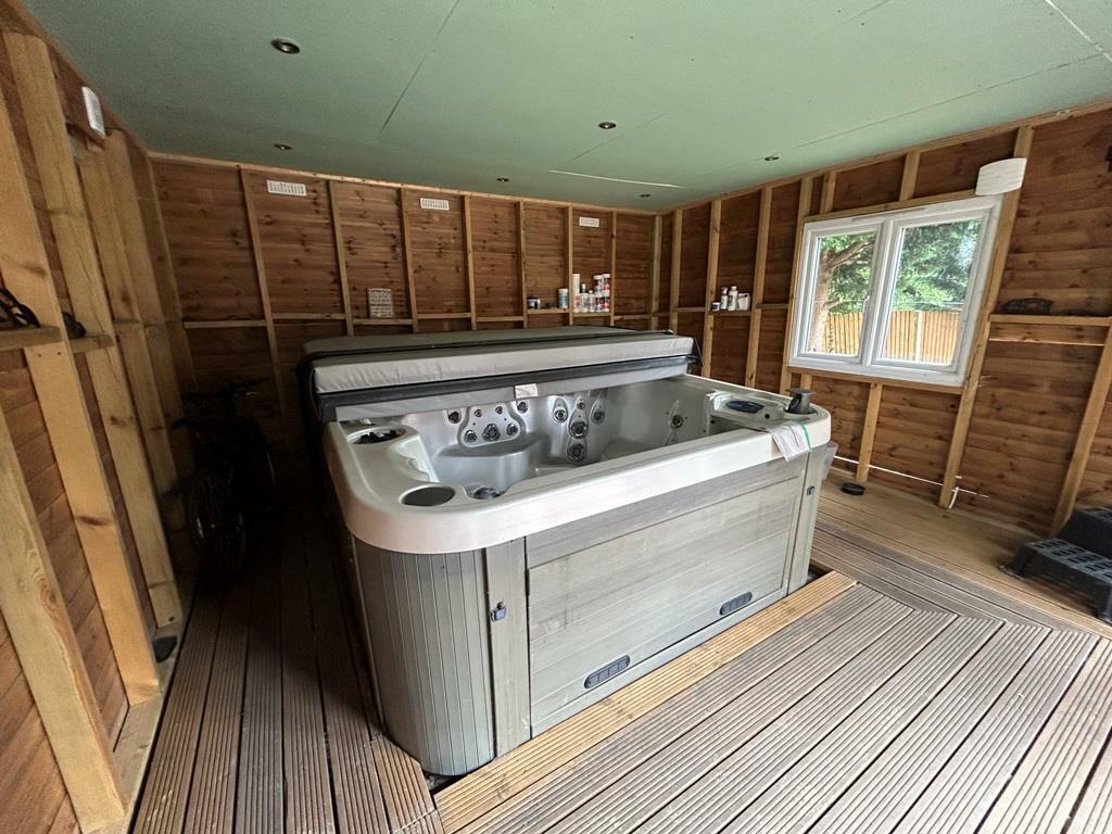 HOT TUB CABIN