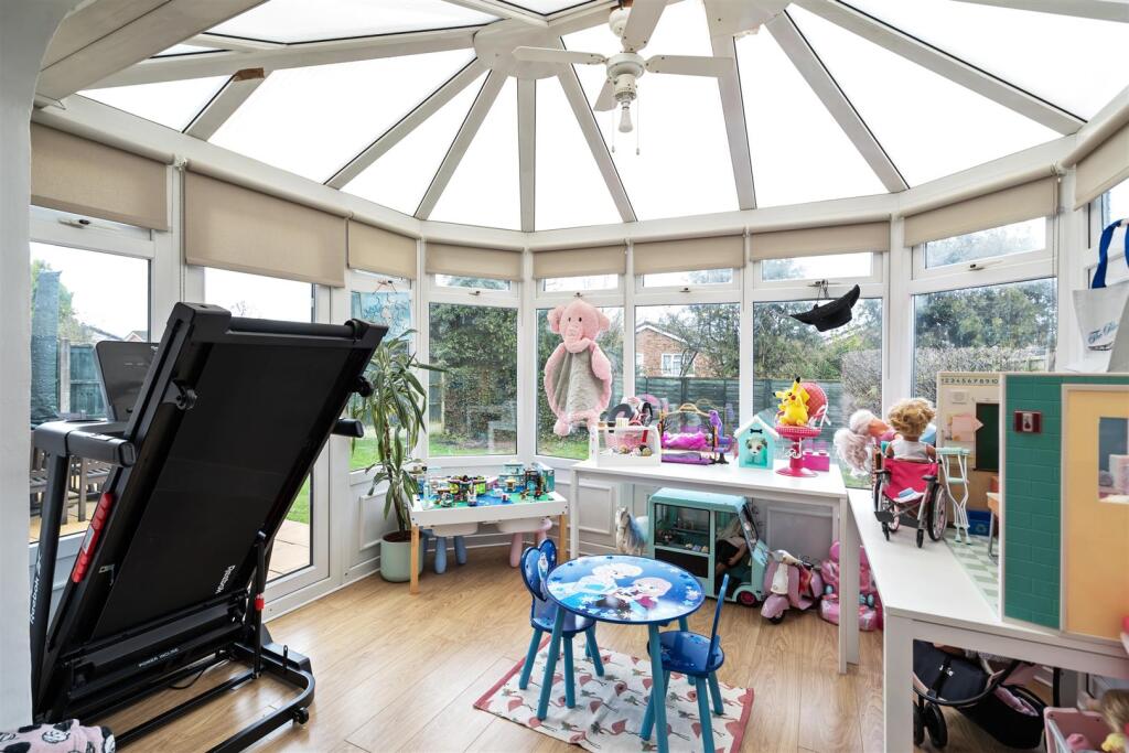 47 Chantry Heath Crescent_6.jpg