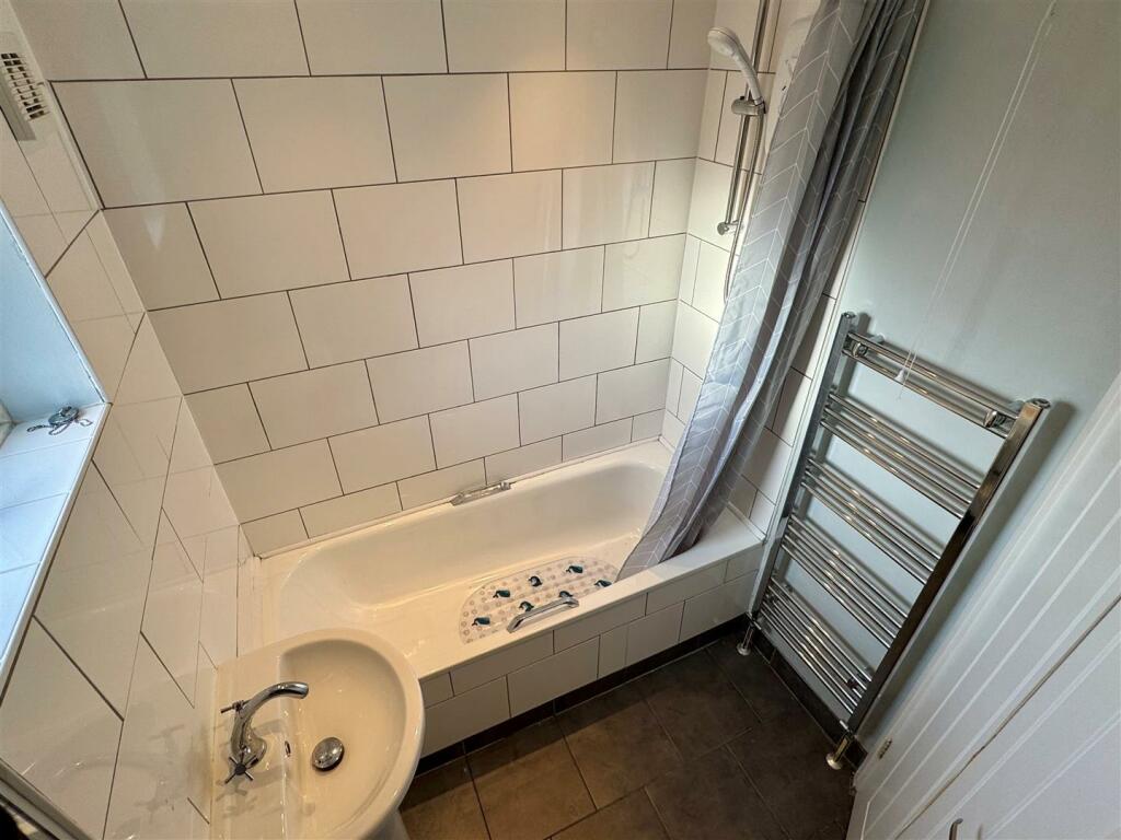 16 Calshot Close Bathroom