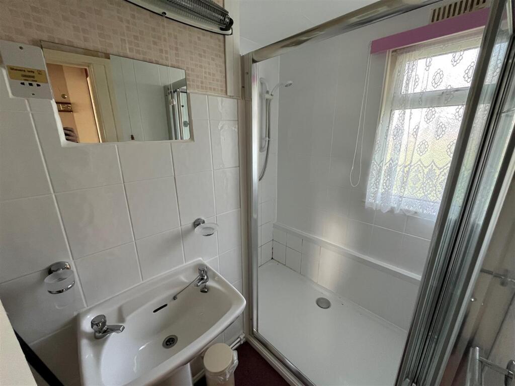 48 NP Shower Room.jpg